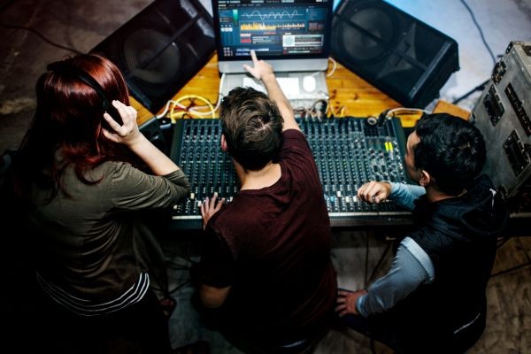 Sync Licensing (An Overview): How It Works and Why It’s a Goldmine for Artists | Full Jam - Learning Hub
